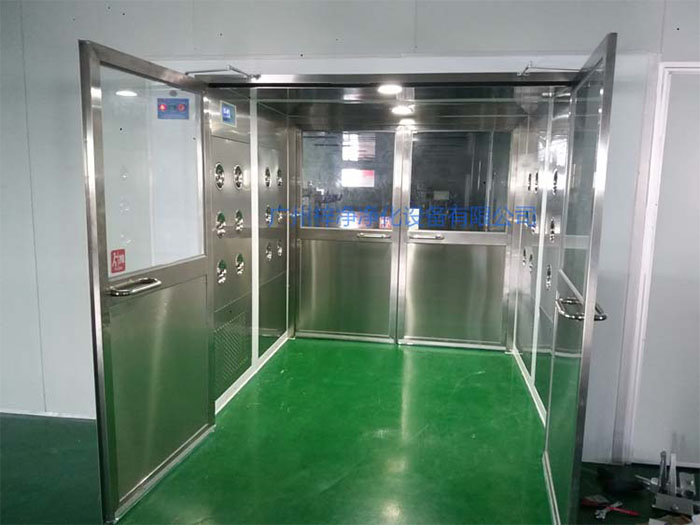 货淋室主要用于物料表面的除尘,常用于生产线或仓库的出口处。 货淋室主要用于物料表面的除尘,常用于生产线或仓库的出口处。